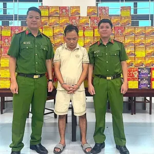 水果集装箱暗藏违禁品，越南警方查获252公斤烟花