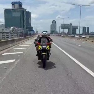 曼谷高速路惊现外国游客，称遭出租车司机中途放下