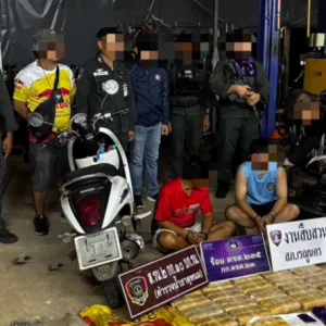 1. 6万粒毒品藏在轮胎店！泰国警方抓2人，主要嫌疑人逃脱