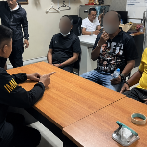 专盯中国务工人员？泰国3人冒充移民官强卖“慈善卡”被抓