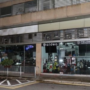 香港大角咀深夜发生淋红油事件！海鲜餐厅及电单车行遭殃
