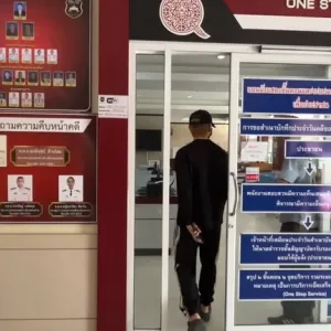 员工称遭打脸掐脖子！泰国YouTuber“阿乌君”到警局应讯