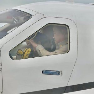泰国总理阿努廷亲自开飞机！3架F-16战机空中护航