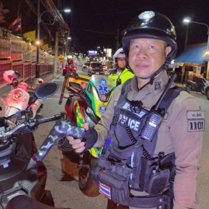 泰男街头挥舞“枪支”疑威胁路人，最终证实为玩具枪