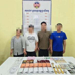 西港街头玩“调包计”！4名中国人涉嫌卖假苹果手机被抓