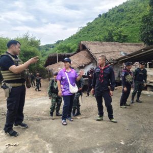 泰国男子持枪对抗警方，投掷爆炸物不成反把自己炸死