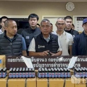 曼谷突查货物分拨点，查获超2万瓶假冒抗过敏糖浆