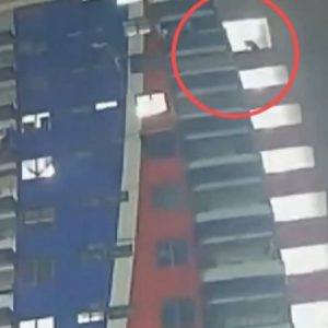新山拉庆组屋发生坠楼悲剧，约40岁华裔男子当场身亡