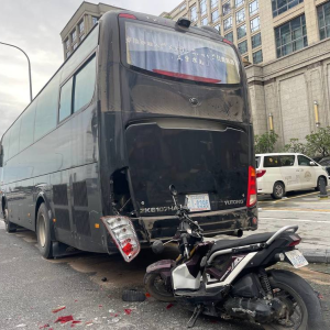 西港突发车祸！中国男子撞上停靠大巴，当场身亡