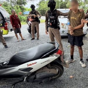 泰国达叻府应征兵偷走警用摩托车，警民追捕后成功截获