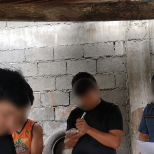 4人聚众赌牌当场落网！菲律宾警方查获665比索赌资
