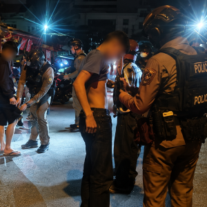 曼谷凌晨突击检查！6名青年被捕，枪支、爆炸物被查