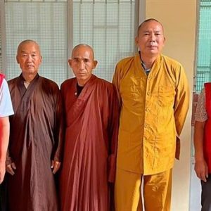 以僧侣身份向游客推销物品？5名中国人员在胡志明市被查