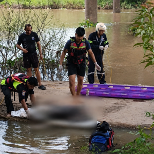 泰国巴真府河中发现无名男尸，身上多处淤青警方调查死因