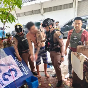 曼谷耀华力发生袭警案，美国男子持裁纸刀划伤警员颈部