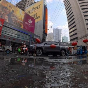 马尼拉中国城多处道路破损，中式灯笼被摆上街头当路障