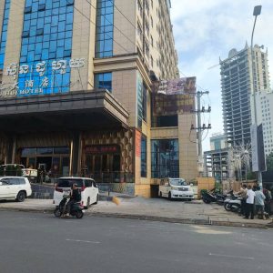 西港中国男子坠楼后，多名中国人被带走调查