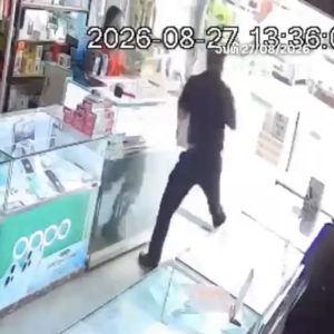 老挝万荣两名中国男子假装买手机，拿走手机后迅速逃离