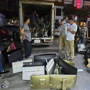 柬埔寨金边警方查手机电脑店，1名中国男子被带走调查