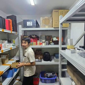 华人在金边被查，6名柬员工接受教育，电子设备经营要小心