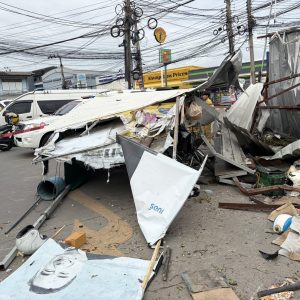 泰国北榄府电动汽车撞上9辆摩托车，造成1死7伤