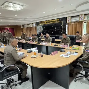 中国女游客在泰遭绑跳车获救，嫌疑人手机出现多人被捆照片 ...