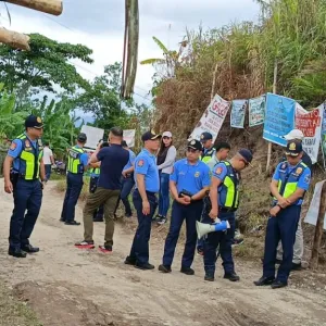 菲律宾中资背景矿企勘探遭居民拦路，警方直接抓了12人