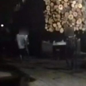 大城府葬礼爆枪击！44岁男子劝架遭枪杀，女儿拍下关键画面
