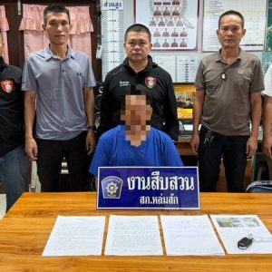 泰国公务员涉嫌刺死镇长！48岁电脑管理员自首，妻子重伤