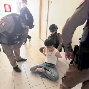 中国男子吸毒后情绪失控！持刀威胁自残被曼谷警方制服