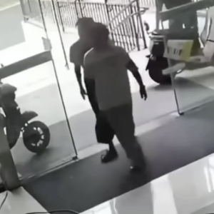 穿睡衣冒充运维人员？两男子潜入政务大厅装诈骗设备被抓