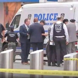 美国银行副总裁纽约时报广场遭刺身亡，嫌疑人被警方击毙