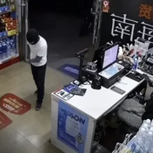 持刀威胁女店员抢走现金！中国男子越南逃亡4天落网