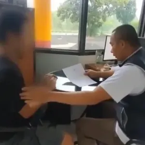 也太巧了！警方抓一名逃犯，车站竟又“撞见”另一人
