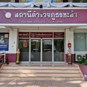 四名男子自称警察向冰淇淋摊贩索钱，泰国女子报警求查