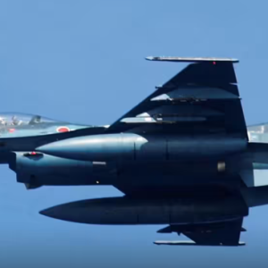 二战后首次！日本F-2战机降落泰国乌塔堡