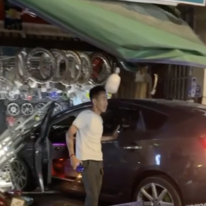 吸毒驾驶？金边汽车失控冲进摩托车店，男子下车双腿发抖