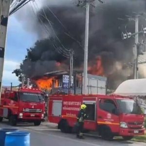 罗勇府一家猪肉饭餐馆突发大火，店内财物严重受损