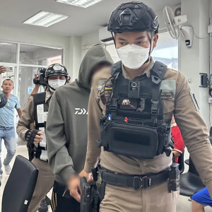 泰国大城府枪击案致2死，40岁“X哥”指认现场后押送法院