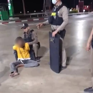 加油站突现持枪男子！泰国警方出动谈判将其劝降