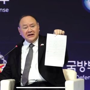 菲律宾防长收到疑似中国纸条，当场指责中国“胁迫欺凌”