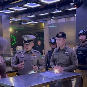 清迈警方深夜突击检查娱乐场所，84名工作人员接受毒检