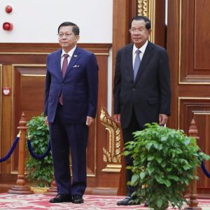 敏昂莱访问柬埔寨，洪森举行最高规格欢迎仪式