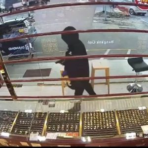 泰国金店惊险一幕：枪匪逼店员交出52泰铢黄金