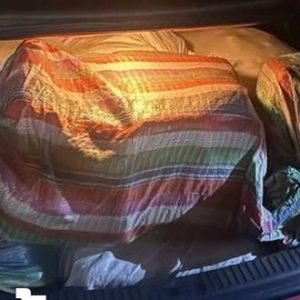 泰国警方追捕毒贩，撞车弃车逃跑后查获超100万粒冰毒