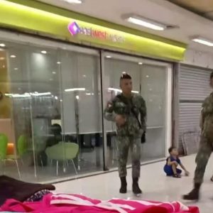 菲律宾999商场突现执法行动，一家水杯店被查封