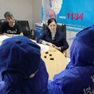 刀刃抵胸、靠近头部？泰国4名小学生指控教师持刀威胁