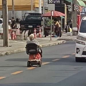 曼谷“飞驰奶奶”重返公路，晚高峰上路引居民担忧