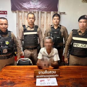 泰国警方多次制服失败，近10人合力控制持刀吸毒男子