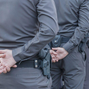 中国男子遭泰国警员带走索20多万泰铢！57岁中校涉案被捕